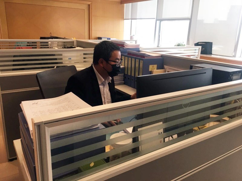 圖13：汪忠興正在匯總云南中維職工外出、職工健康監測、防“疫”工作開展等情況。.jpg