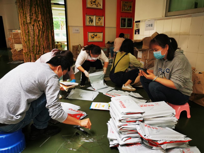 圖片1 匯翠學校教職工分發、打包教材.jpg