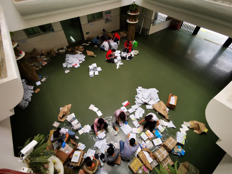 圖片3 匯翠學校教職工分發、打包教材.jpg
