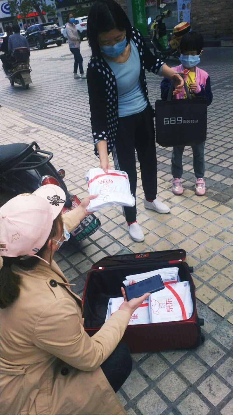 圖片5 家委會成員在校外分發教材.jpg