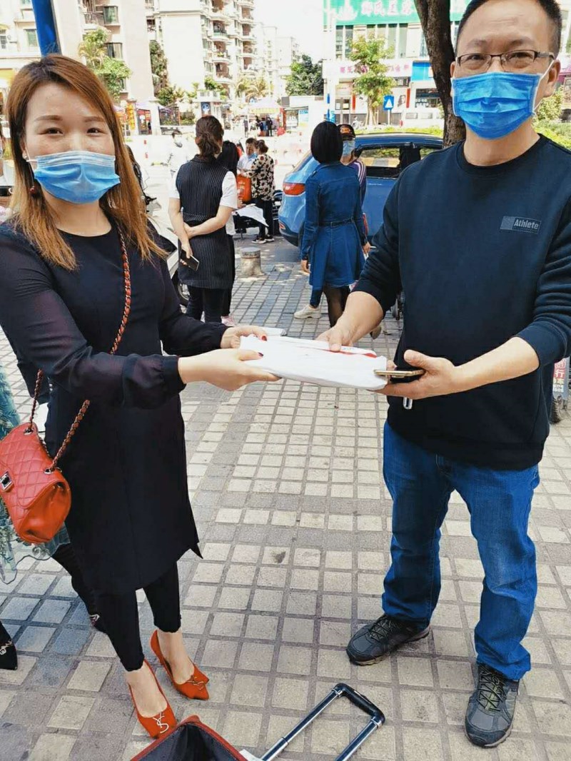 圖片6 家委會成員在校外分發教材.jpg