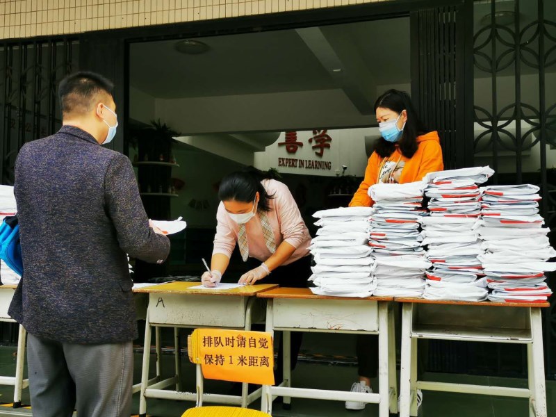 圖片7 家長到校領取教材.jpg