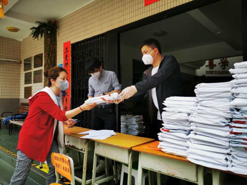 圖片8 家長到校領取教材.jpg