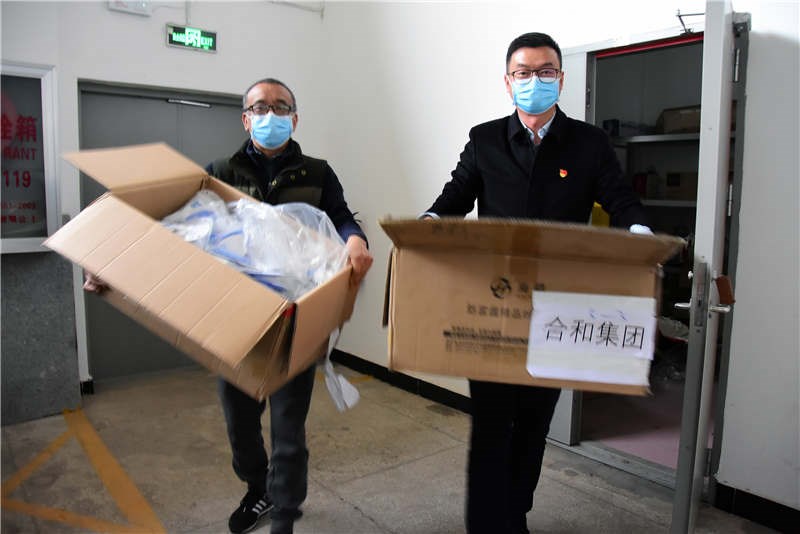 圖2：辦公室給所屬企業發放口罩。.jpg