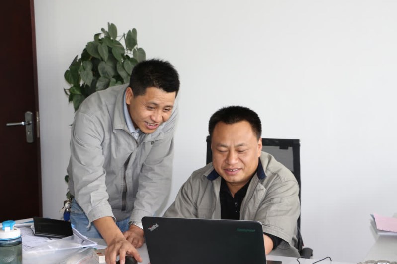 魯紅昌討論技術問題.JPG