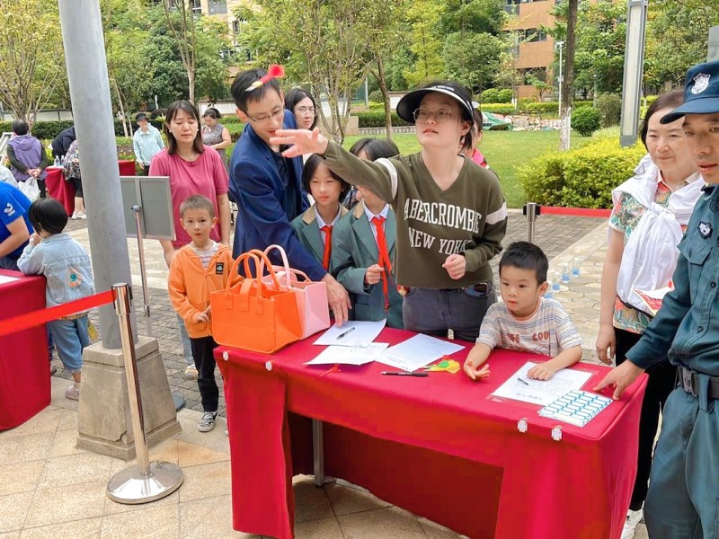 業主參與扔飛鏢游戲.jpg