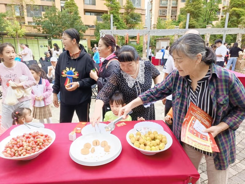 業主品嘗月餅水果.jpg