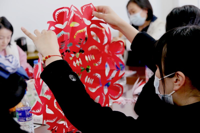 女職工剪紙掠影.jpg