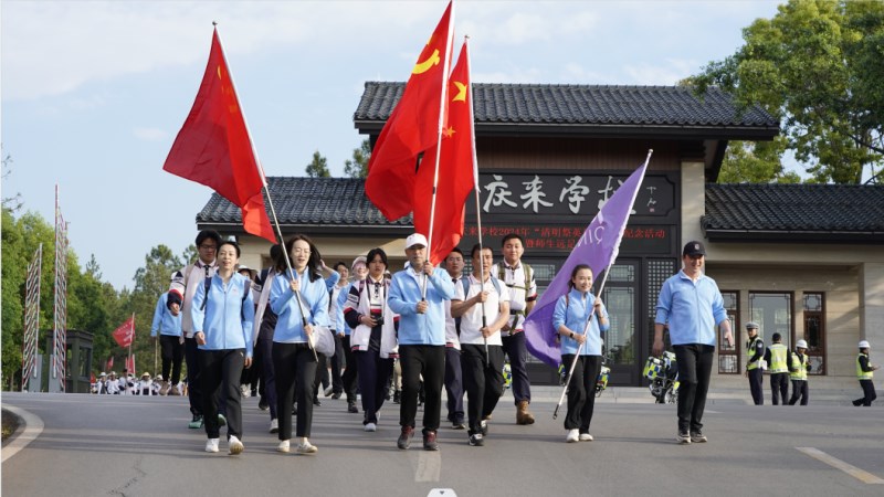 3、慶來師生徒步遠足16公里（往返）到彌勒市人民英雄紀念碑緬懷先烈.png